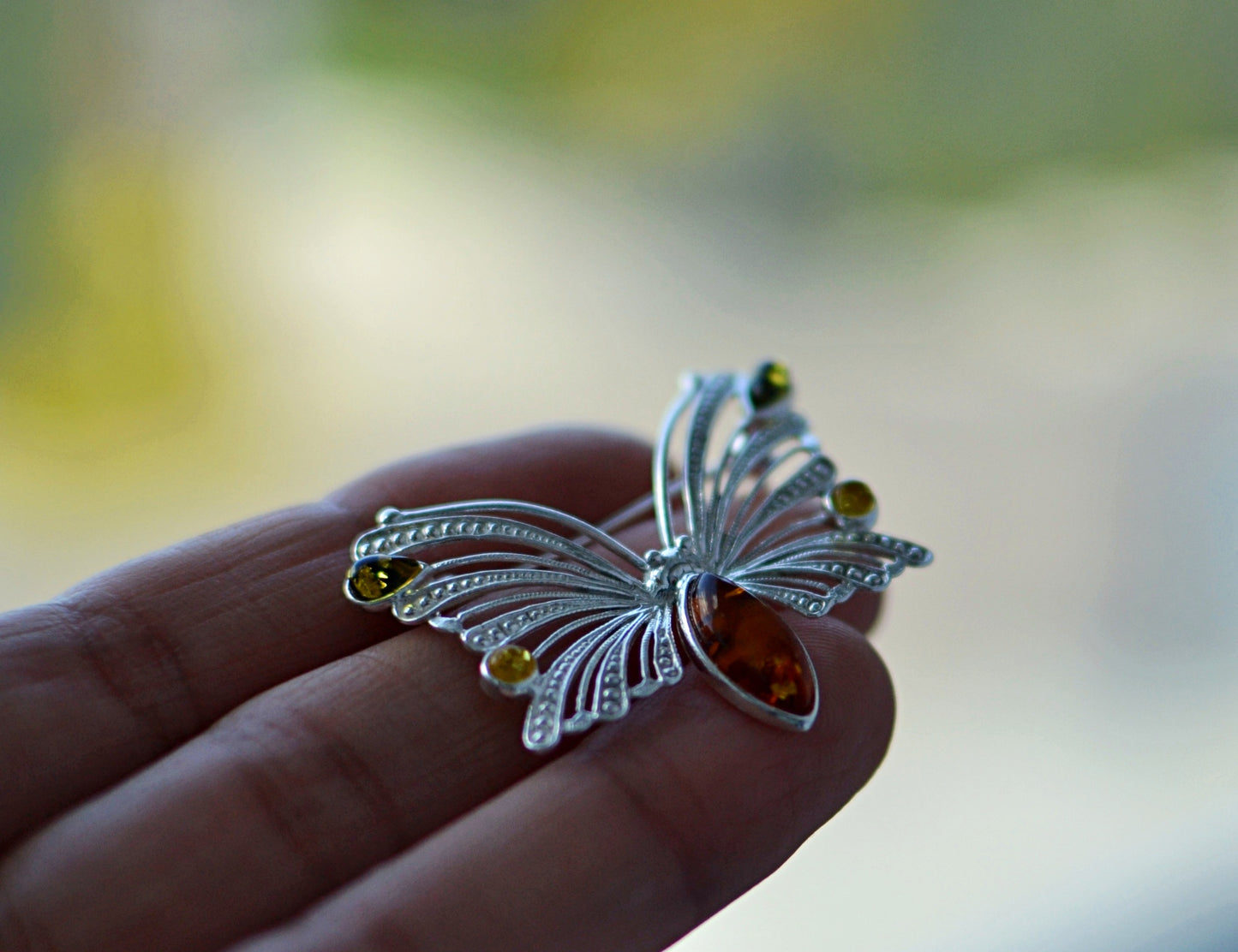 Broszka w kształcie motyla w kolorze bursztynowo-srebrnym
