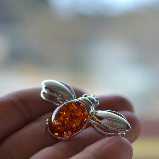 Bursztynowa srebrna przypinka w kształcie pszczoły