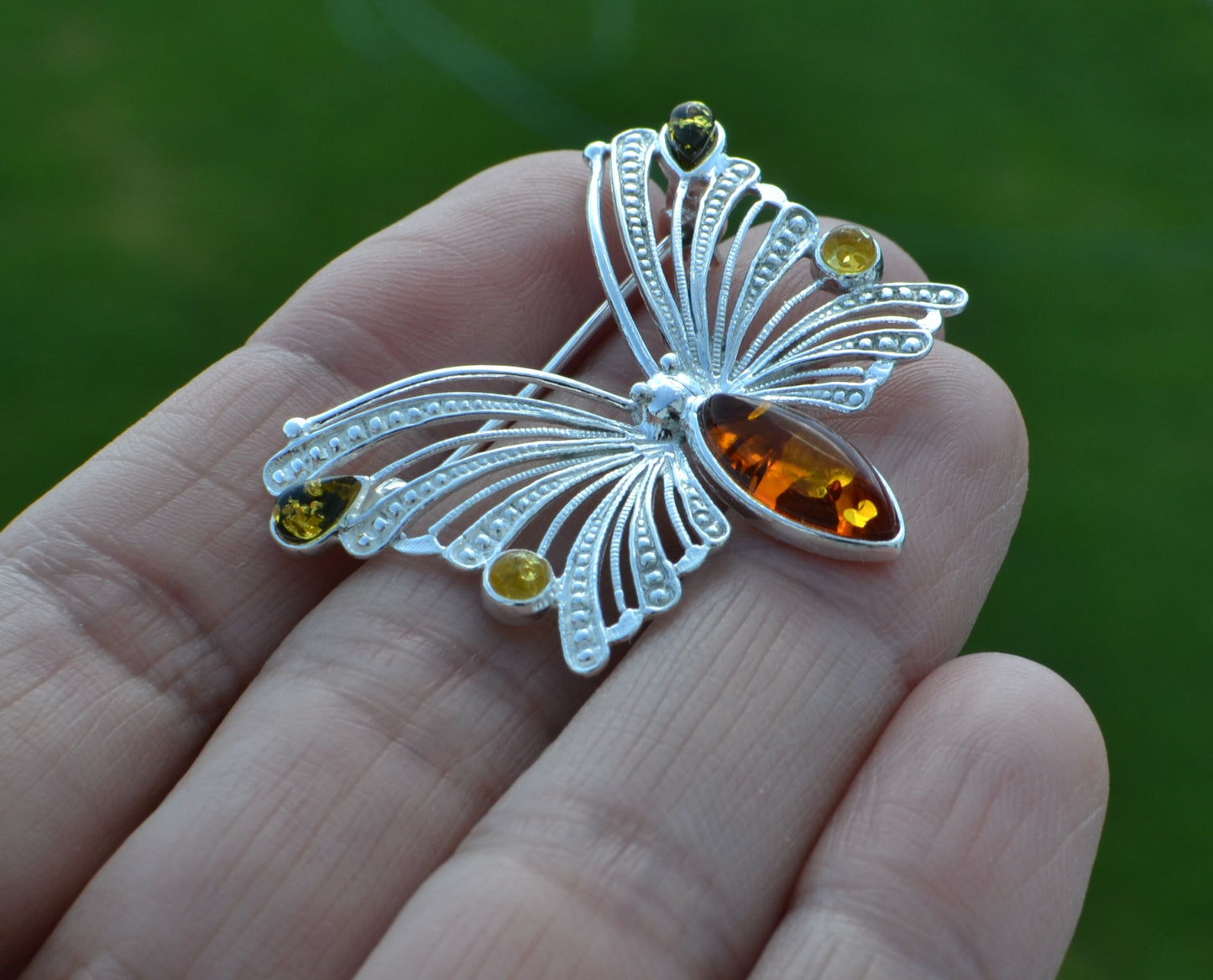 Broszka w kształcie motyla w kolorze bursztynowo-srebrnym