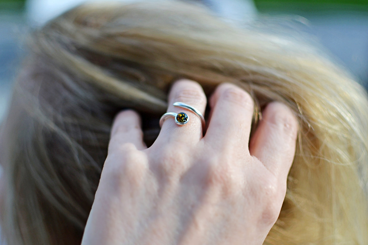 Delikatny pierścionek z zielonym bursztynem