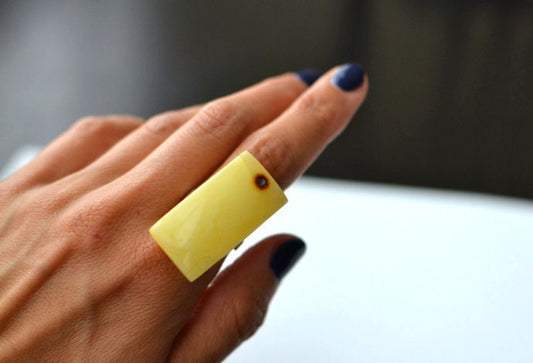 Nowoczesny srebrny pierścionek z żółtym bursztynem