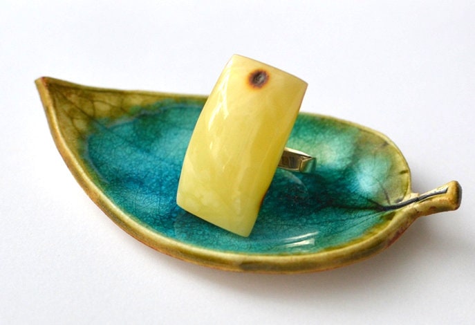 Nowoczesny srebrny pierścionek z żółtym bursztynem